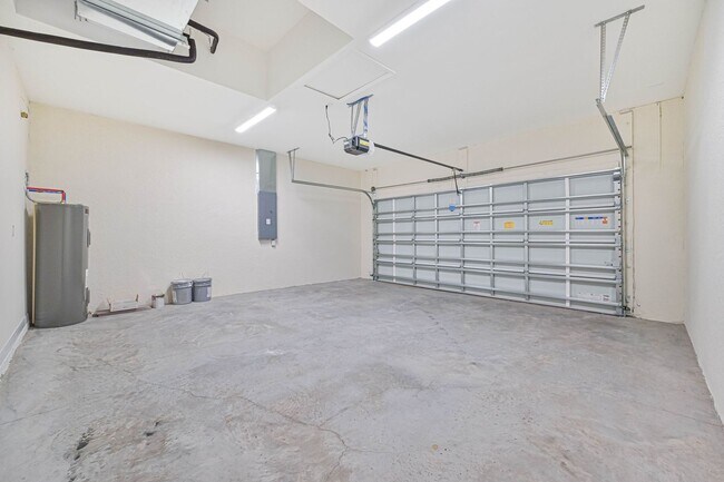 Building Photo - ** 3 + Den Home in NW Cape ~ 2 Car Garage **