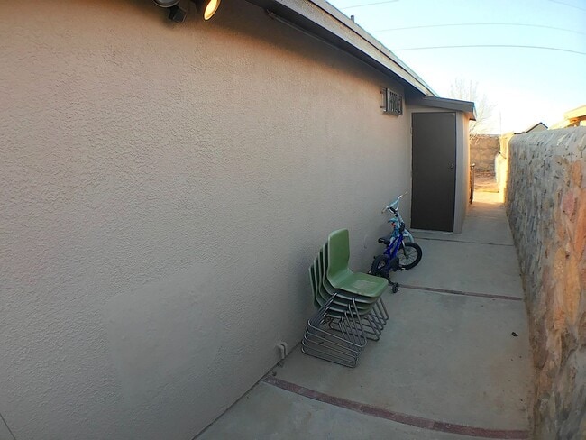 Building Photo - East El Paso 3bed/2bath Refrig A/C!