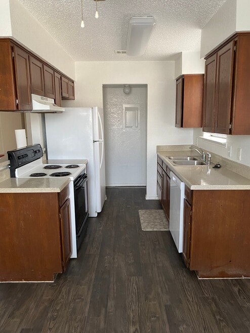 Building Photo - 718 Lariat Ln