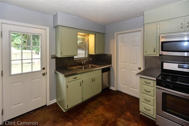 Building Photo - 2211 Lanier Dr