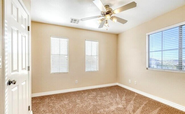 Building Photo - 5565 Golden Palms Ct