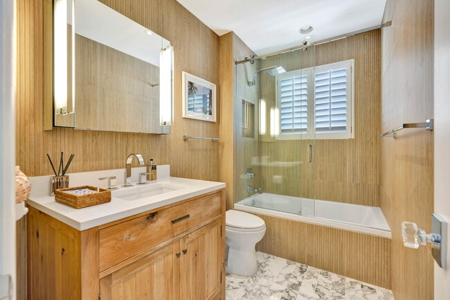 Building Photo - 136 Worth Ct S