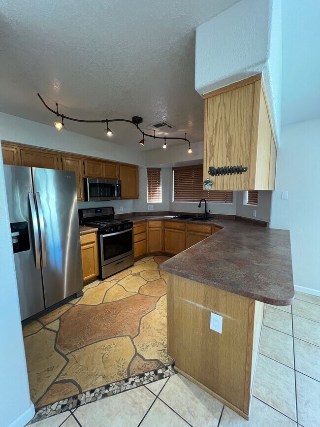 Building Photo - 4 BEDROOM POOL & SOLAR HOME!