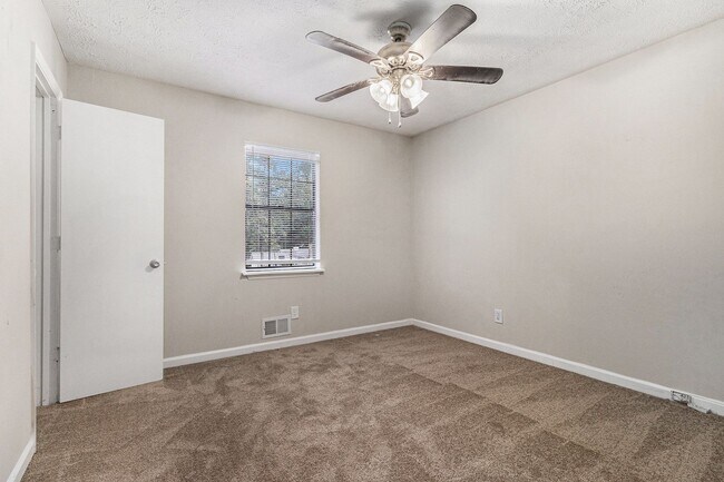 Building Photo - 3 bdrm, 2 bath in Stone Mountain
