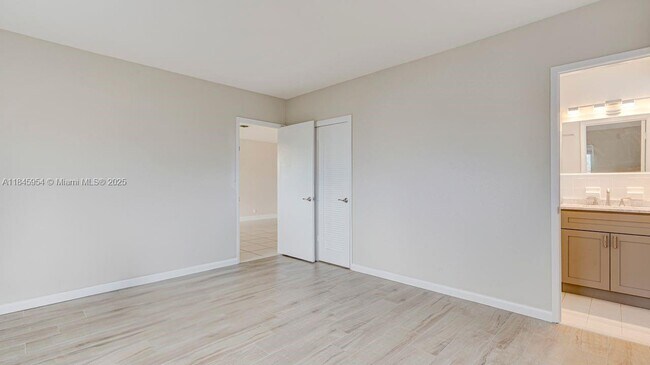 Building Photo - 1001 SW 12th Ct