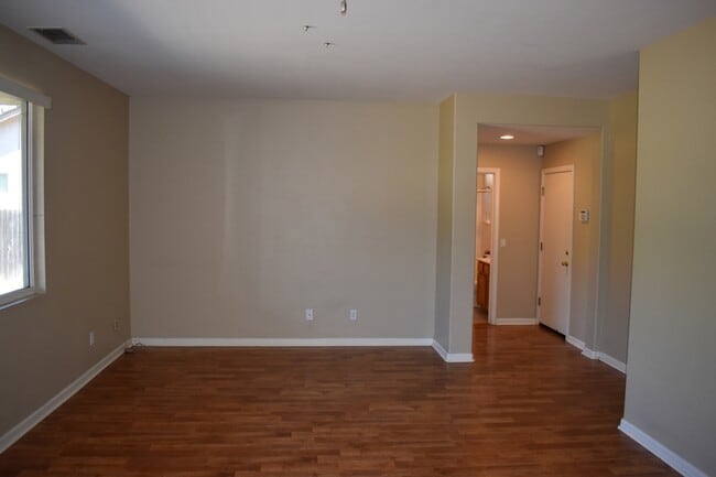 Building Photo - 3587 Sarasota Ave