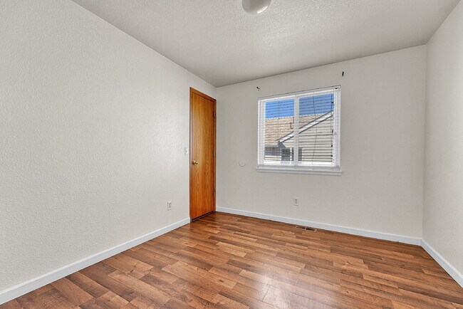 Building Photo - $3,250.00 - 5 Bed, 3.5 Bath Home in Aurora with in unit Laundry and Fenced in Yard!