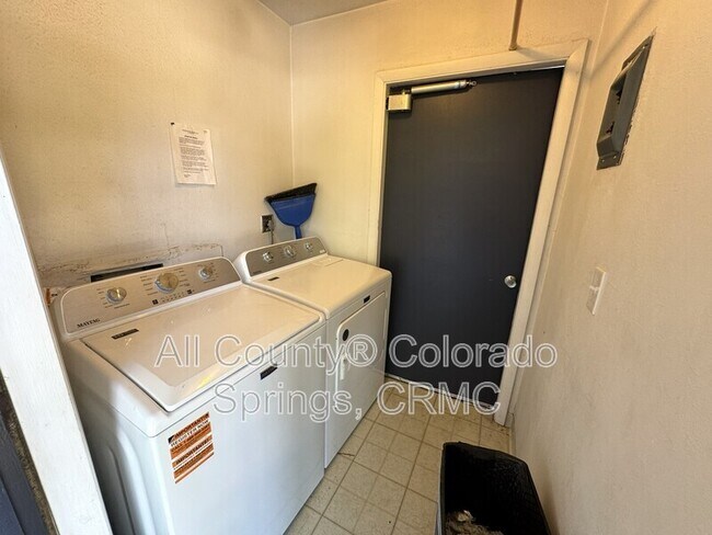 Building Photo - 1129 Cree Dr