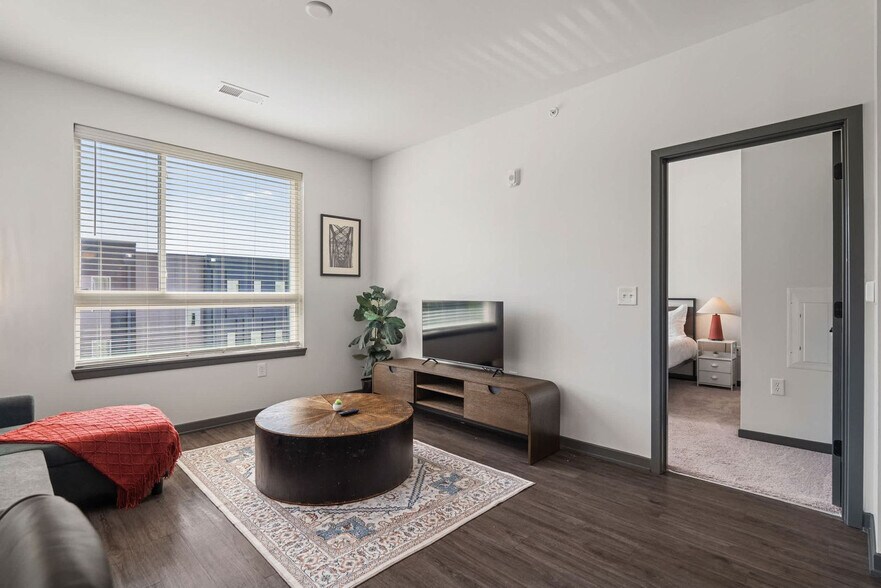 Primary Photo - 6160 N Rural St