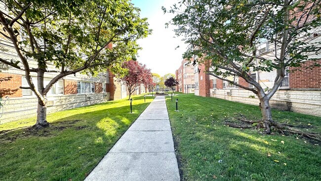 Building Photo - 2409 W Balmoral Ave