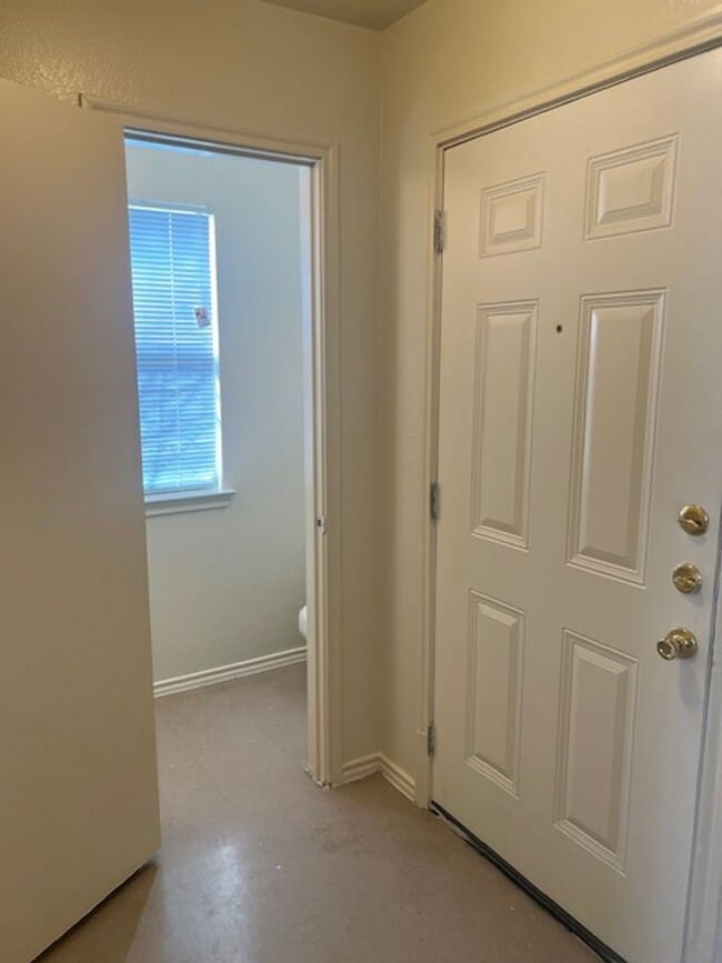 Building Photo - 929