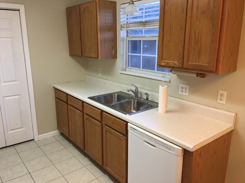 Kitchen with dishwasher - 7301 Emerald Farm Way
