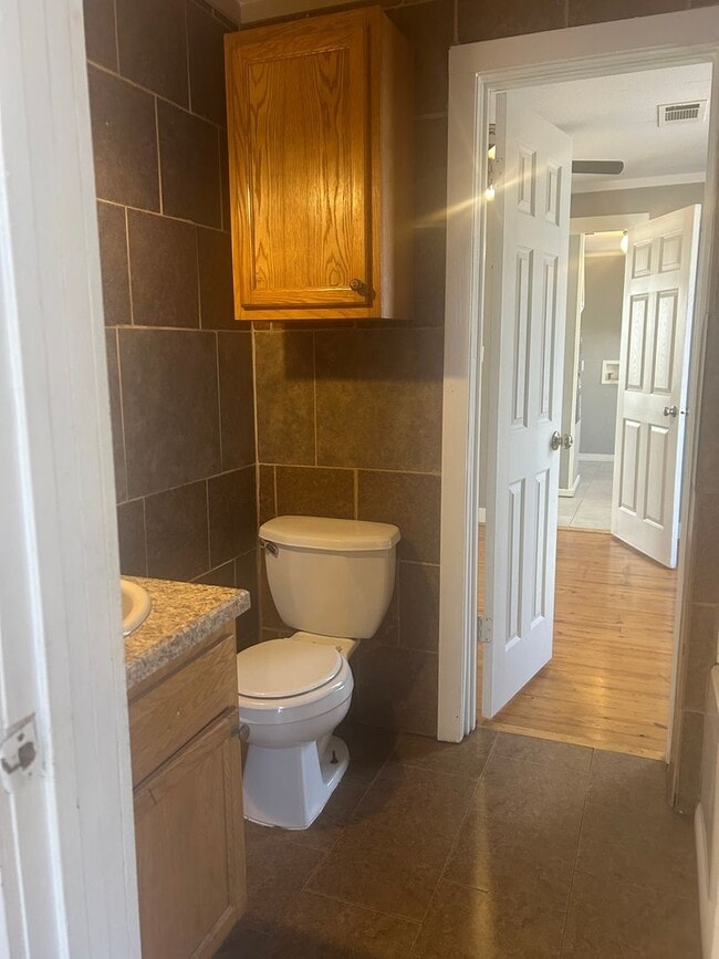 Building Photo - 1009 W 47th St