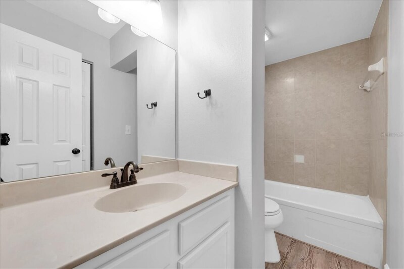 Building Photo - 406 S Cedar Ave