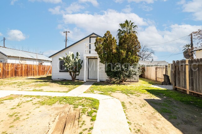 Building Photo - 2 Bedroom/1 Bath Home - $1395 per month!