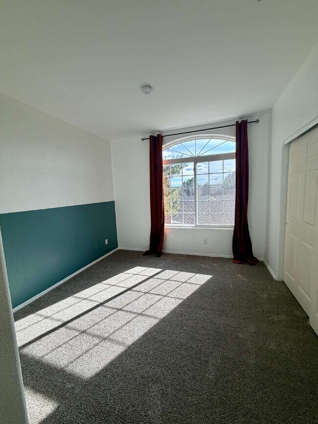 Building Photo - Don't Miss This 2 Bed/2 Bath Pinnacle at Highline Condo Available Now!
