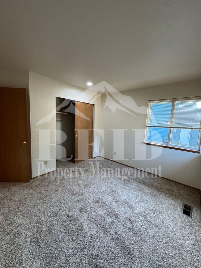 Building Photo - 979 NW Calypso Cir