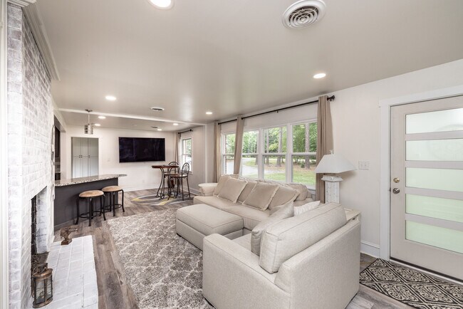 Building Photo - 12383 W Patrick Henry Rd