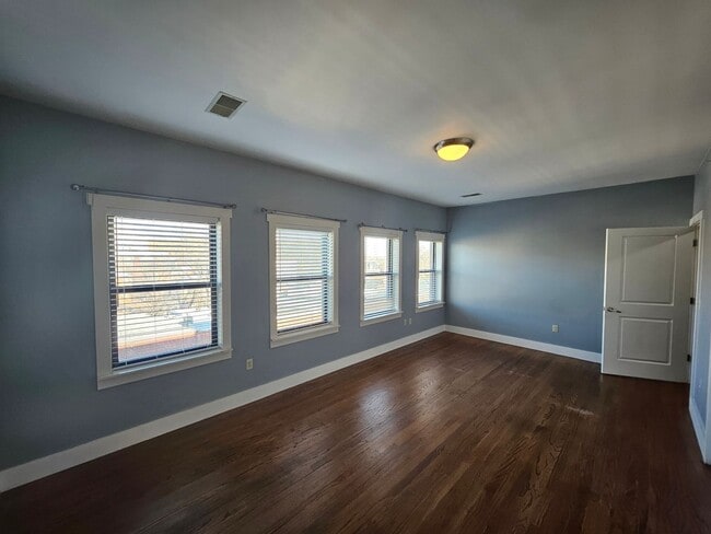 Building Photo - 700 New St