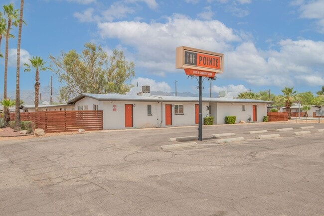 Building Photo - 2198 N Country Club Rd