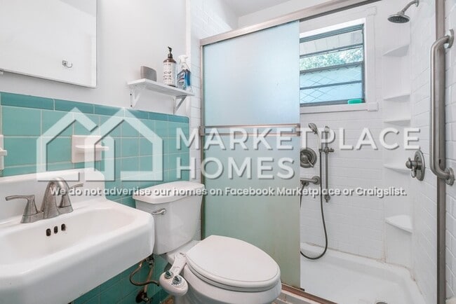 Building Photo - 208 Webb Ave