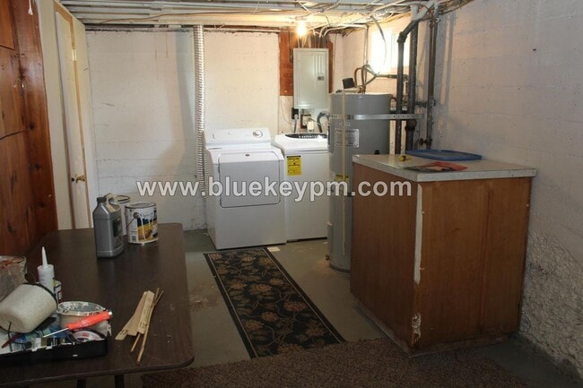 Building Photo - 2 Bed, 1 Bath Home Near Park Rose City Gol...