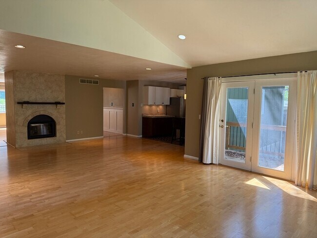 Building Photo - Lindbergh Schools 3BD 2.5 Bth Open Floor Plan