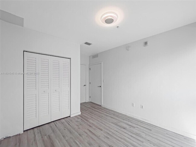 Building Photo - 1600 SW 1st Ave
