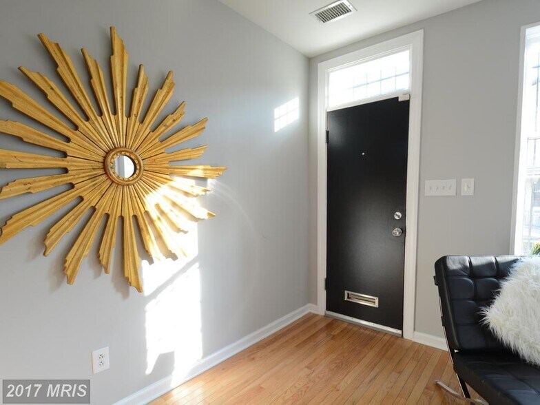 Entry - 624 14th Pl NE
