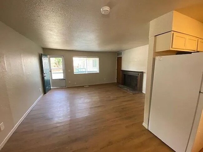 Building Photo - 2 bedroom 1 bathroom duplex with backyard ...