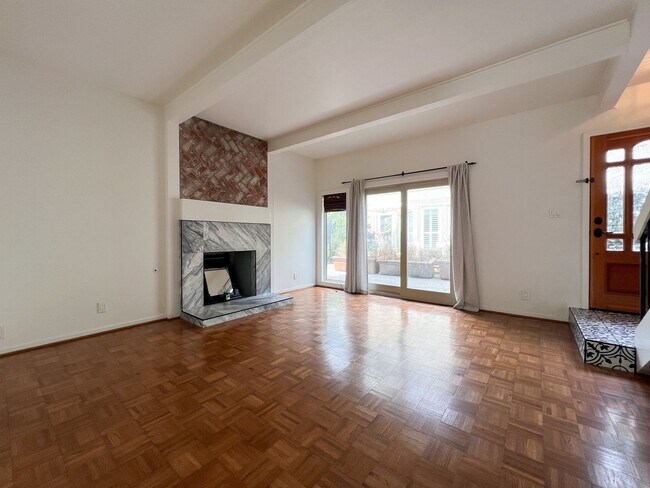 Building Photo - Beautifully Remodeled St. Helena Townhome with Pool Access & 2-Car Garage