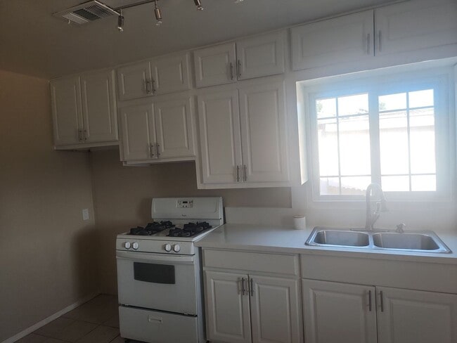 Building Photo - Lovely property in Bakersfield – 10 Minute...