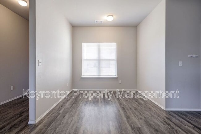 Building Photo - 209 SE 4th St