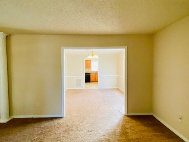 Building Photo - Beautiful and Spacious 3bdrm/2.5bth Home C...