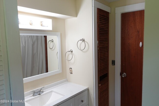 Building Photo - 844 Burden Lake Rd