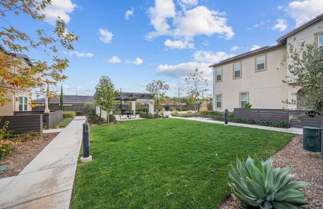 Building Photo - $4,300 - 3 Bed/ 3 Bath Modern Townhome with Loft in Santee