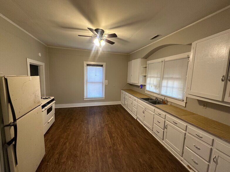 Building Photo - 218 Holmes St