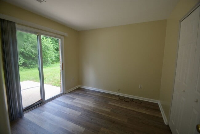 Building Photo - Great - 1 BEDROOM - Bright Open Floor Plan !!