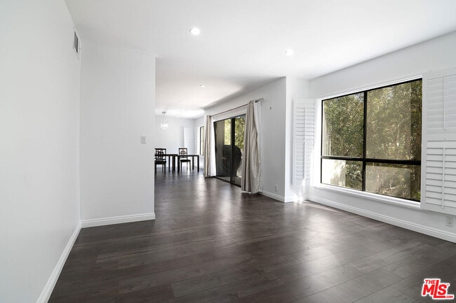 Building Photo - 853 Le Doux Rd