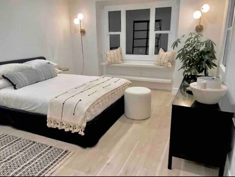 Building Photo - 11516 La Maida St