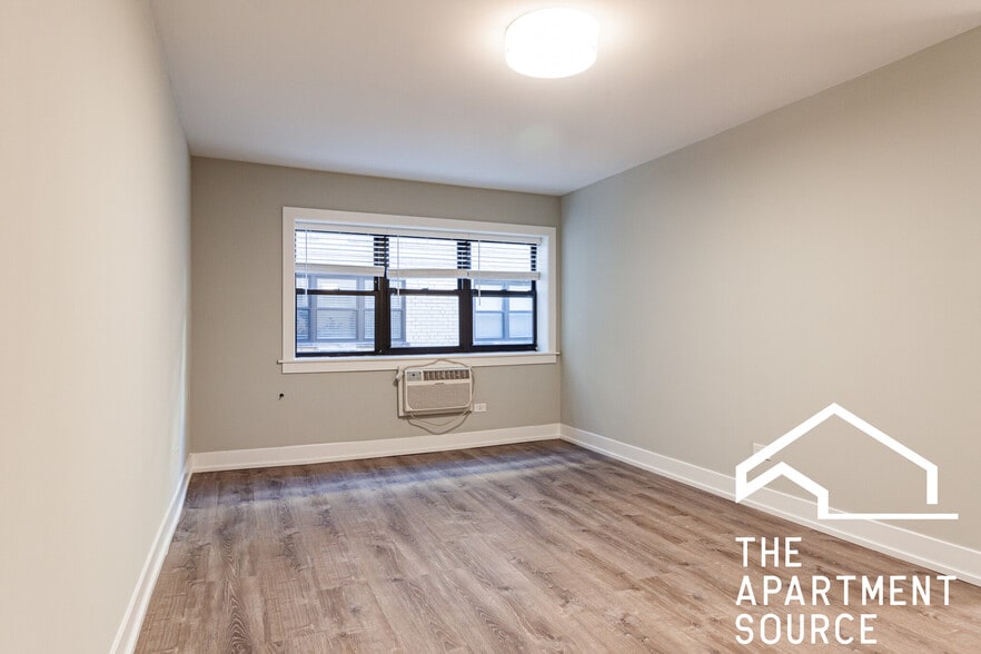 Building Photo - 454 W Barry Ave