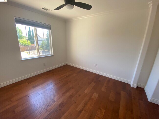 Building Photo - 1417 Solana Dr