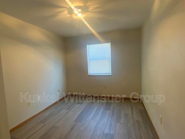 Building Photo - 111 Twin Oaks Dr