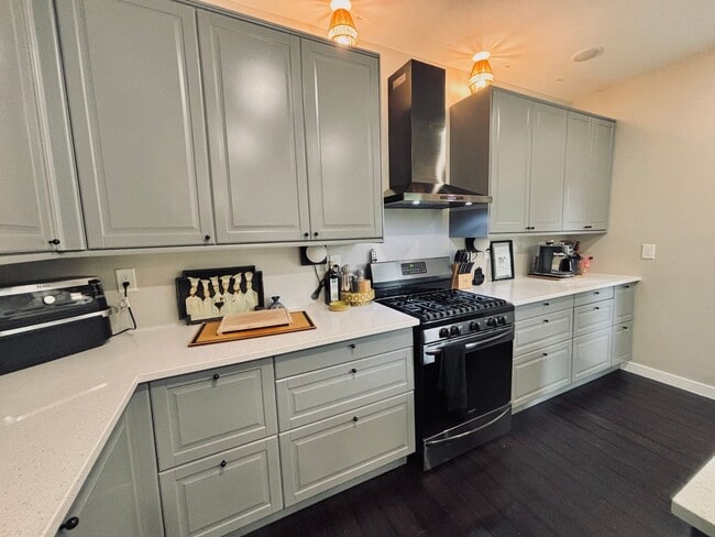 Building Photo - Rare Minnehaha Parkway rental under 5k! Be...