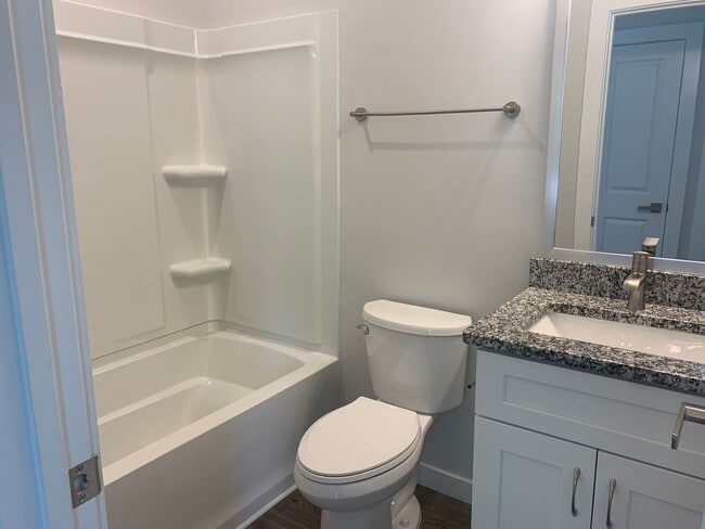 Building Photo - Beautiful Two Bedroom Duplex in Gastonia!