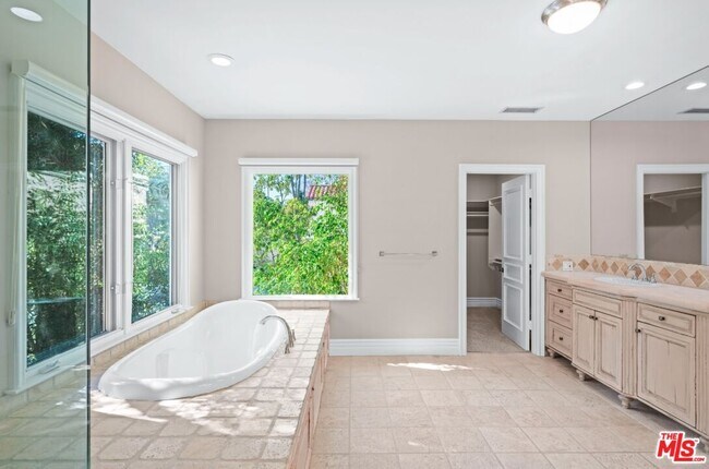 Building Photo - 11221 Briarcliff Ln