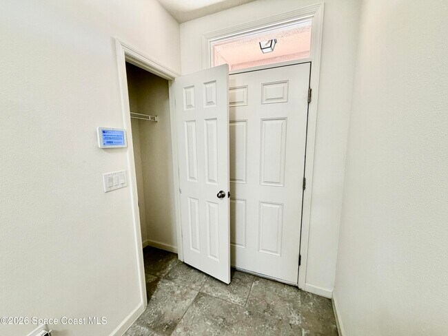 Building Photo - 388 Coyote Dr