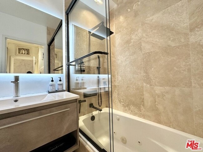 Building Photo - 999 N Doheny Dr