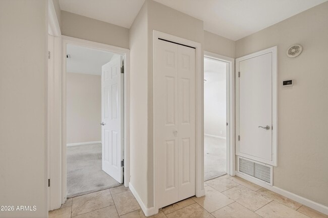 Building Photo - 8001 E Vista Bonita Dr