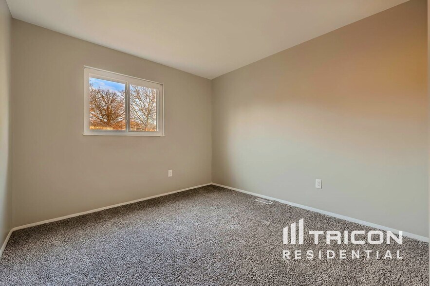 Building Photo - 12345 Bonfire Dr